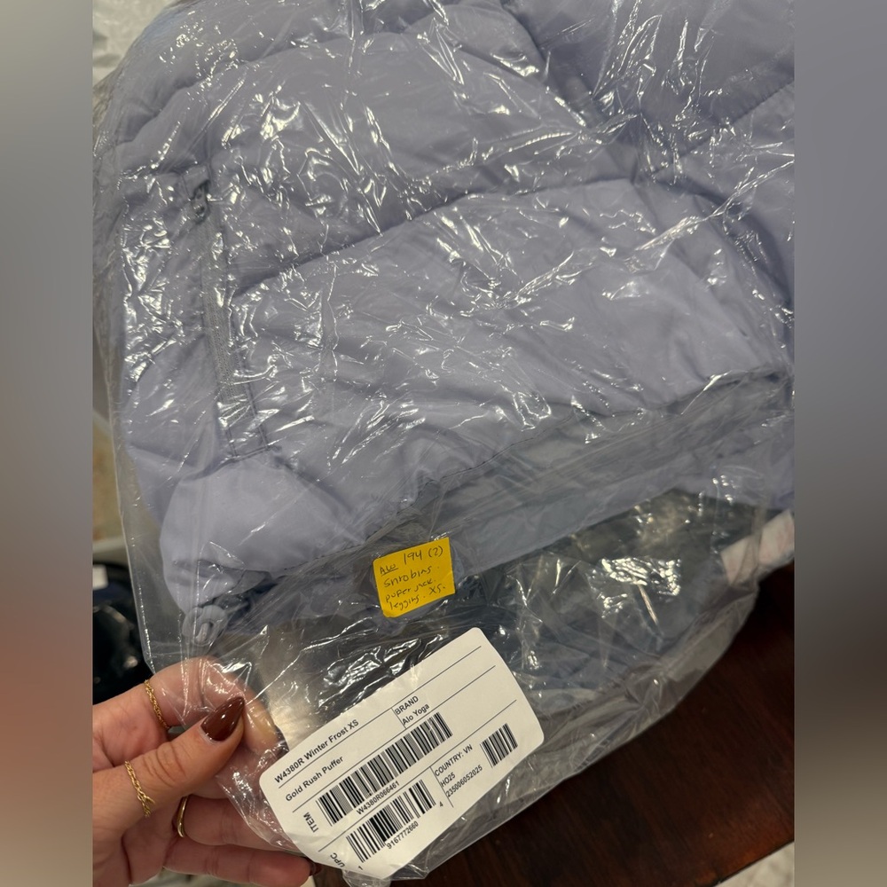 ALO Gold rush Puffer Jacket in Winter Frost BRAND NEW IN BAG - Picture 2 of 3